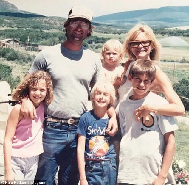 kurt russell and Goldie hawn with their four kids