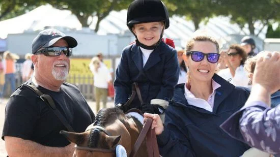 della riding horse along with mother alexis and father billy