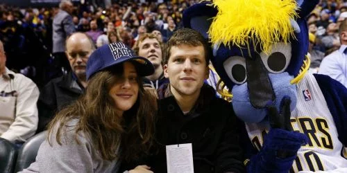 Anna Strout e Jesse Eisenberg capturados assistindo a um jogo de basquetebol